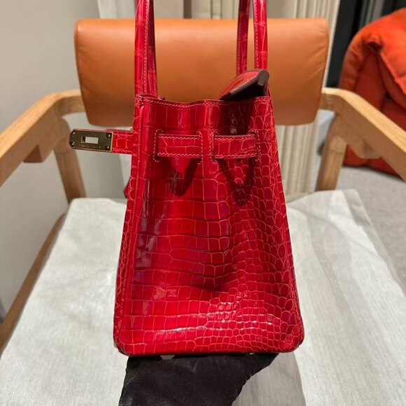 Classic Hermes Bag: A Stylish and Versatile Choice for Elegance - Picture 4 of 6